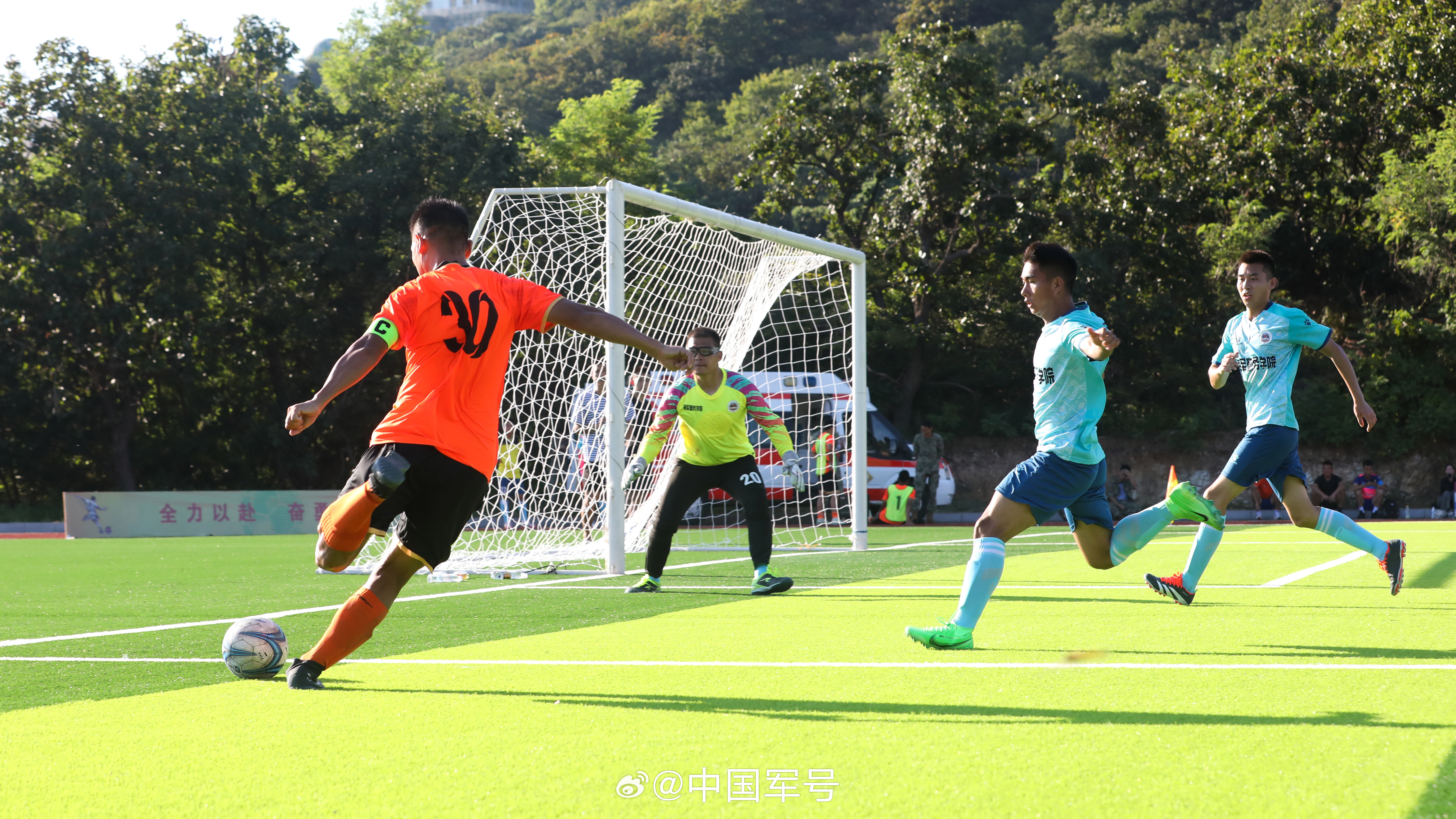 足球职业联赛球队时刻备战下一场大战