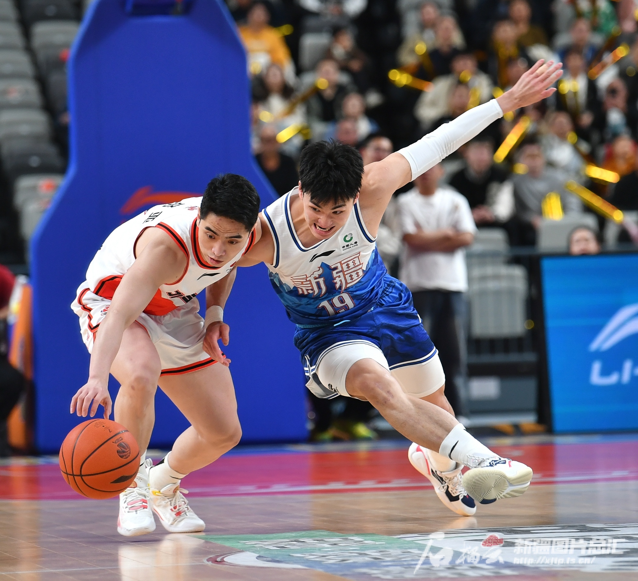 江苏男篮夺冠，争夺榜首之战胜出
