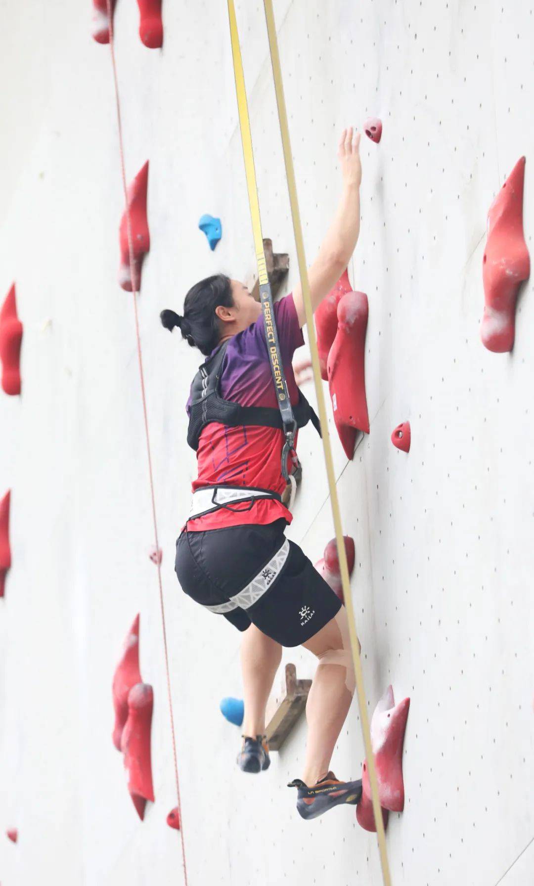 爱游戏官网-比赛进入白热化阶段，选手展现出色技艺