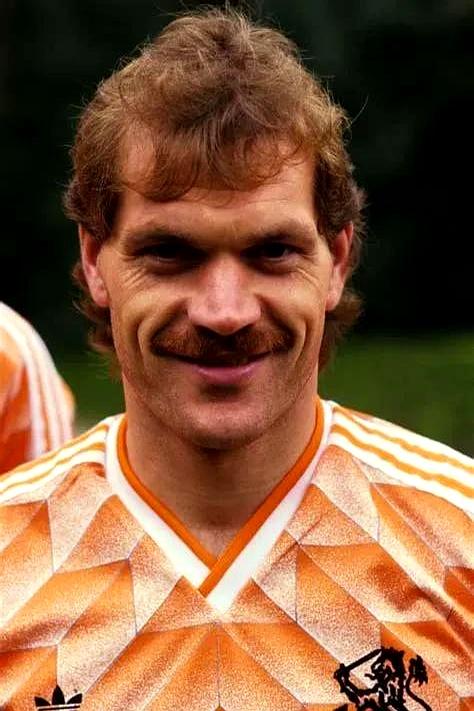 爱游戏亚洲官网-荷兰队神勇发挥，成功晋级下一轮