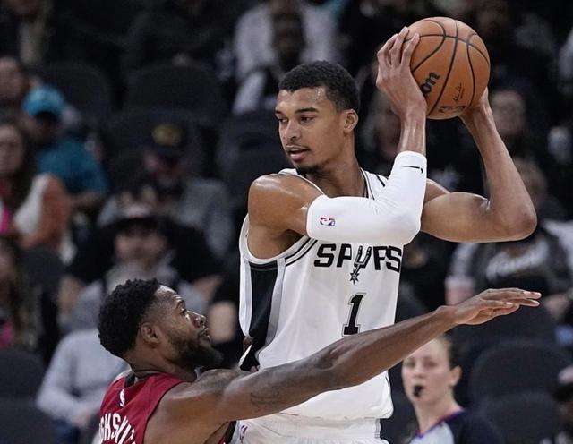 爱游戏网页版-热火意外击败马刺，取得两连胜的简单介绍